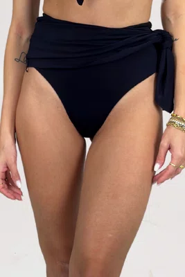 Hot Pants Saia Riacho Preta